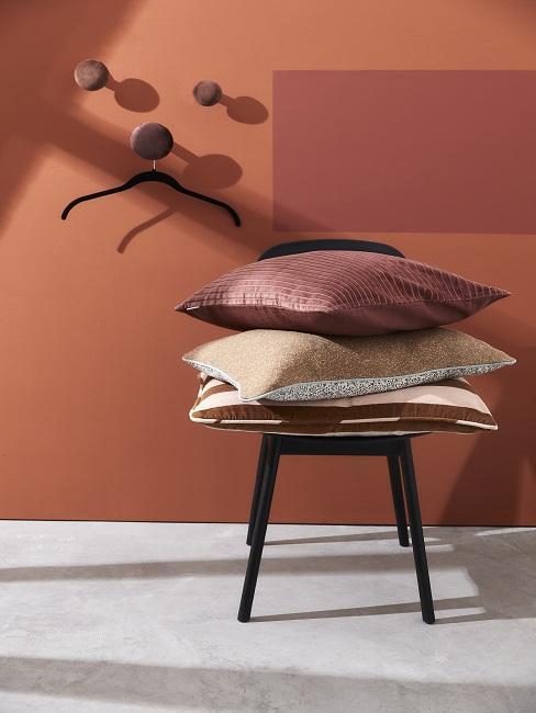 mur terracotta et rouge bordeaux, coussins jute et bordeaux