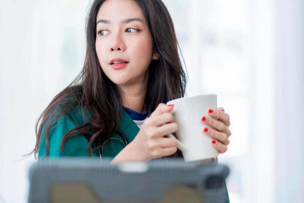 jeune femme tient un mug blanc