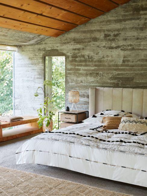 chambre industrielle boho avec mur kaki