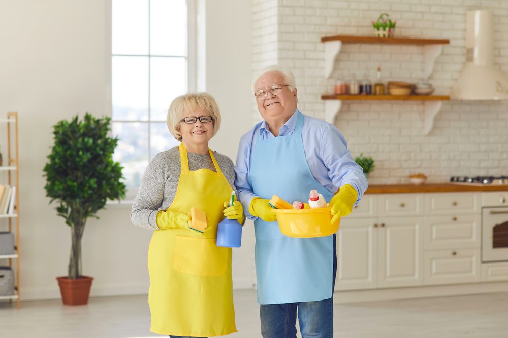 Des personnes âgées avec des produit d'entretien pour le ménage