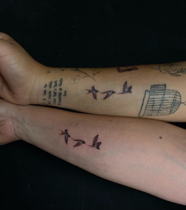 Couple tatoué avec des empreintes d'enfants 
