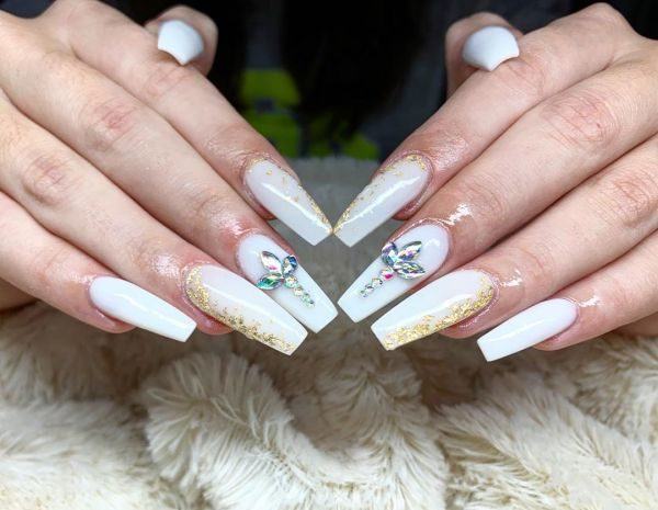 feuille d'or acrylique et ongles blancs dames ongles instagram
