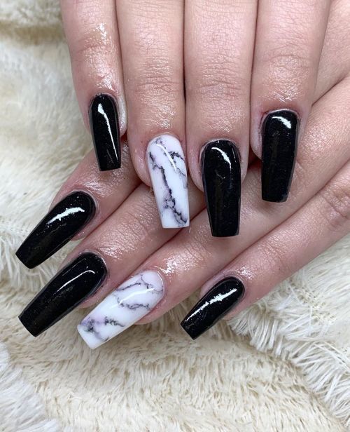 ongles en acrylique et marbre noirs ongles pour femmes instagram