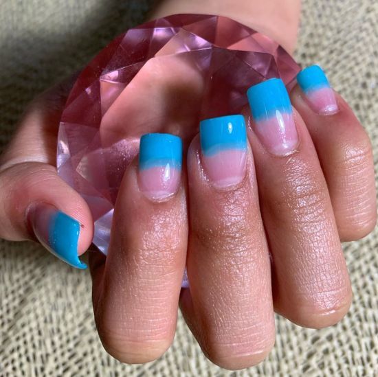 ongles en acrylique bleu français création EVA instagram