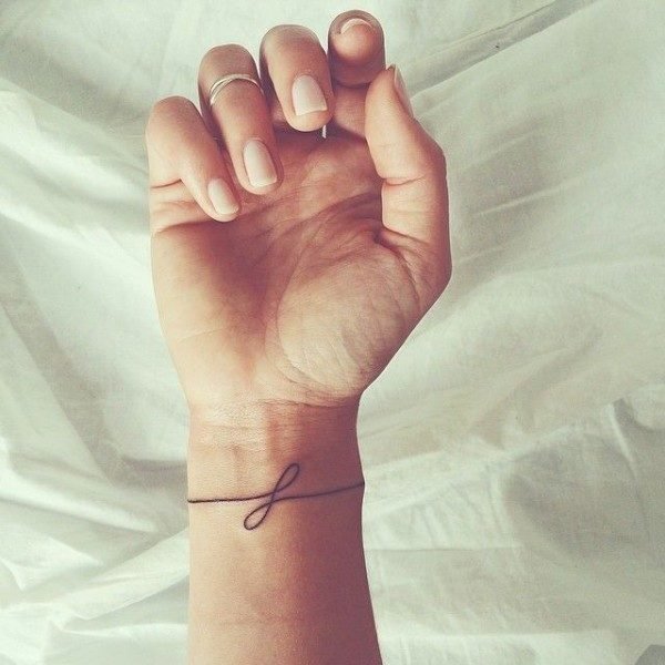 Bracelet de poignet tatouage infini