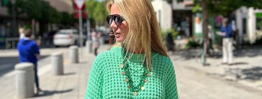 Amelia Bono sait égayer le printemps avec style et simplicité : trois pulls verts recréent son look