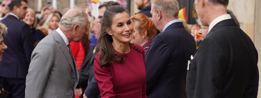 Doña Letizia lance une robe avec des boucles d'oreilles Chanel pour rendre visite au prince Charles