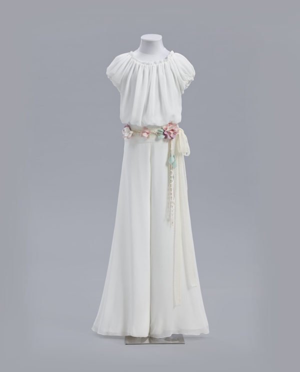 Robe de communion la-fille-de-la-cour-anglaise-tizzas-chrysanthème-mannequin