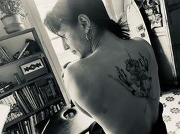 tatouage sur le dos d'une femme