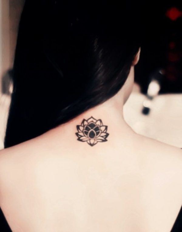 tatouage de lotus sur le dos 