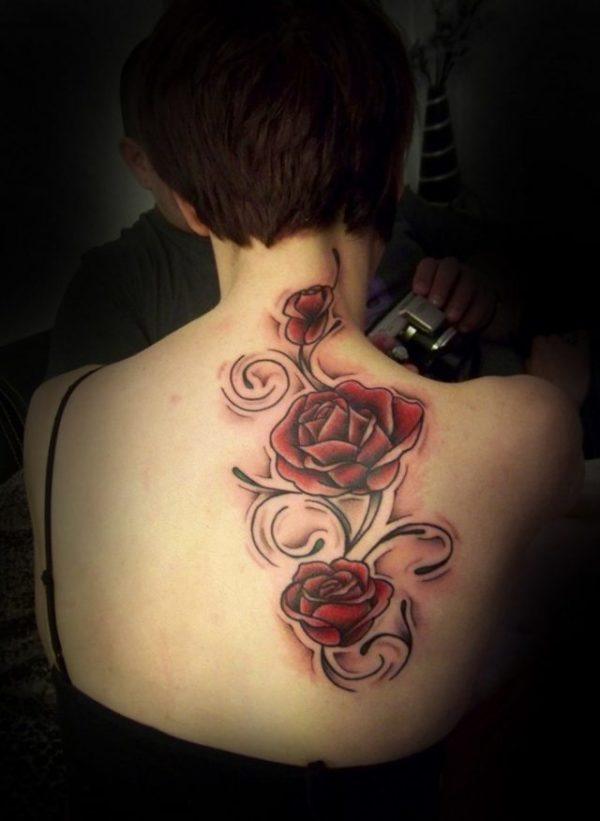 tatouage rose rouge sur le dos 