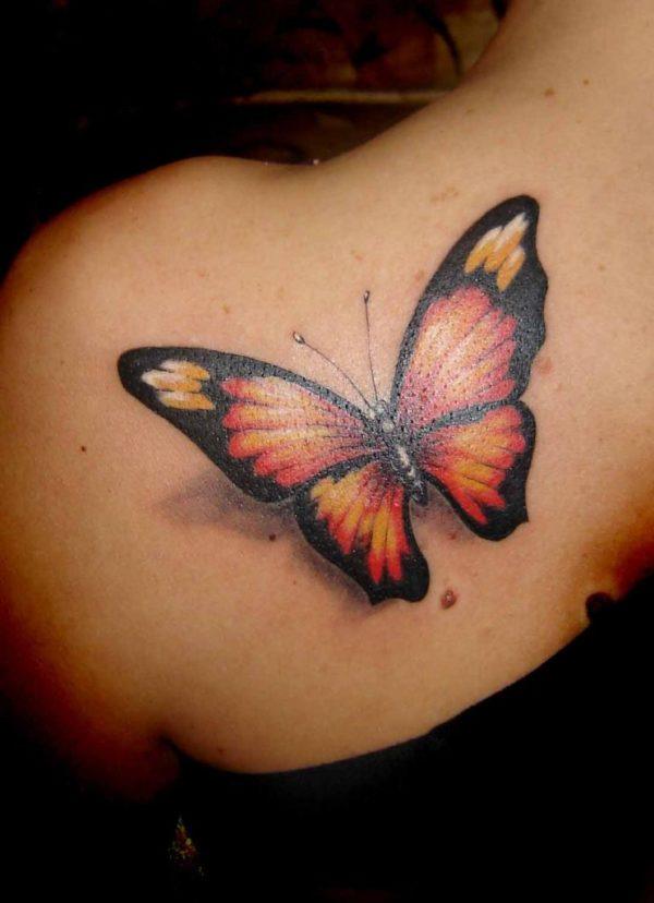 Tatouage papillon sur le dos 