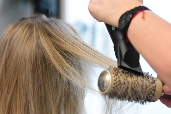 Séchez vos cheveux avec une brosse ronde