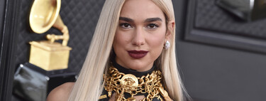 Dua Lipa revient en blonde et utilise le tapis rouge des Grammys 2022 pour transformer son nouveau look