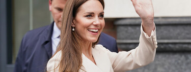 Kate Middleton dit que le costume deux pièces avec jupe mi-longue est un must, et nous la croyons 