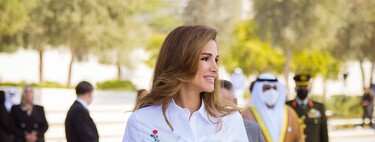 Rania de Jordan dit que la chemise blanche et la jupe rouge peuvent être le look d'invité parfait  