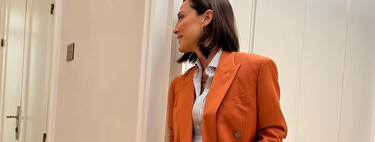 Deux looks Tamara Falco d'affilée : un blazer orange et la chemise Zara dont nous avons besoin dans notre garde-robe en ce moment 
