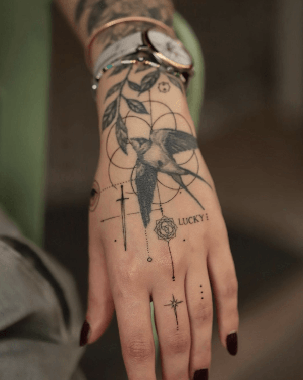 Tatouages ​​​​sur les mains des femmes 2022: idées et photos Oiseaux géométriques