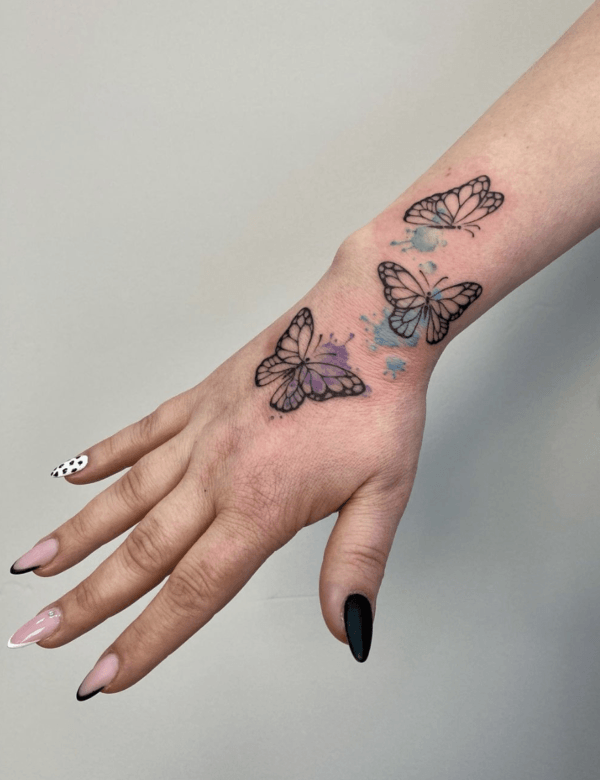 Tatouages ​​​​sur les mains des femmes en 2022: grandes idées et photos de papillons