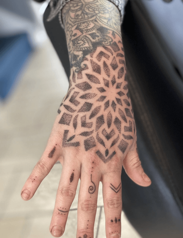 Tatouages ​​​​sur les mains des femmes 2022: idées et photos Imprimés géométriques d'animaux