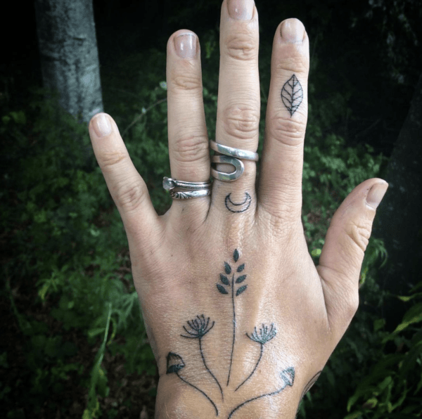 Tatouages ​​​​sur les mains des femmes 2022: idées et photos naturelles