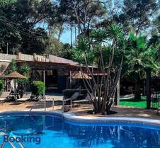 Chambres doubles à CARIBBEAN Home avec salle de bain privée, piscine extérieure en saison et WIFI gratuit.
