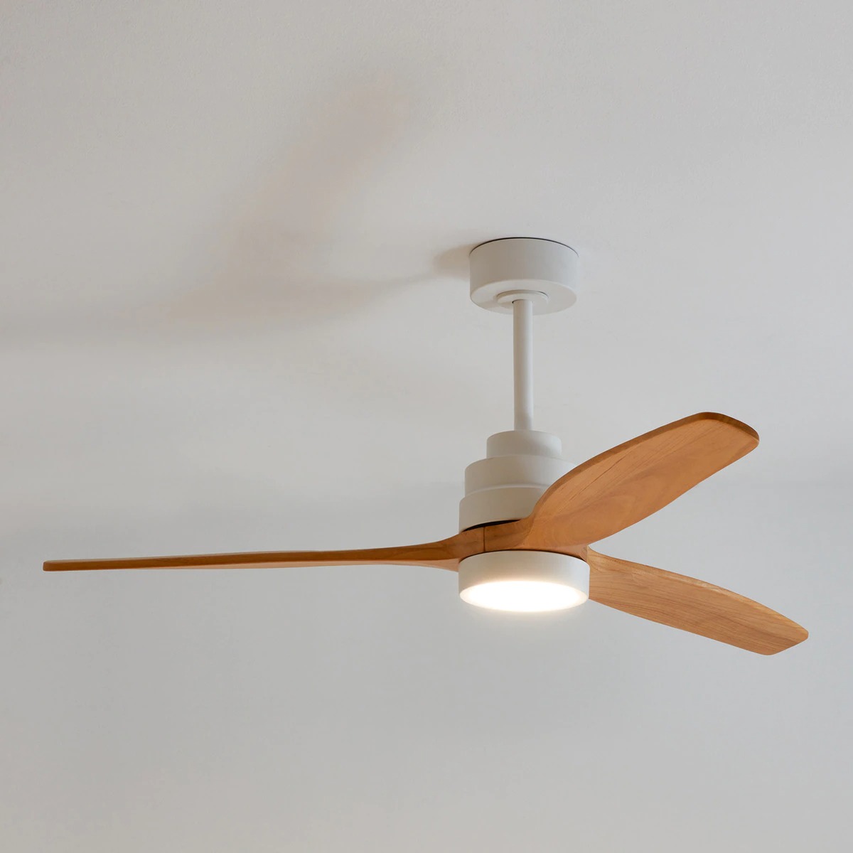 Ventilateur de plafond avec éclairage LED blanc et bois Son Bou DC · Moteur · El Corte Inglés