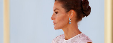 La robe blanche Sfera de la reine Letizia n'est pas vraiment la star de son dernier look : les sacs et les chaussures sont essentiels 