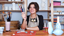 Cours de bijoux en céramique pour débutants par l'artiste céramiste Julieta Álvarez