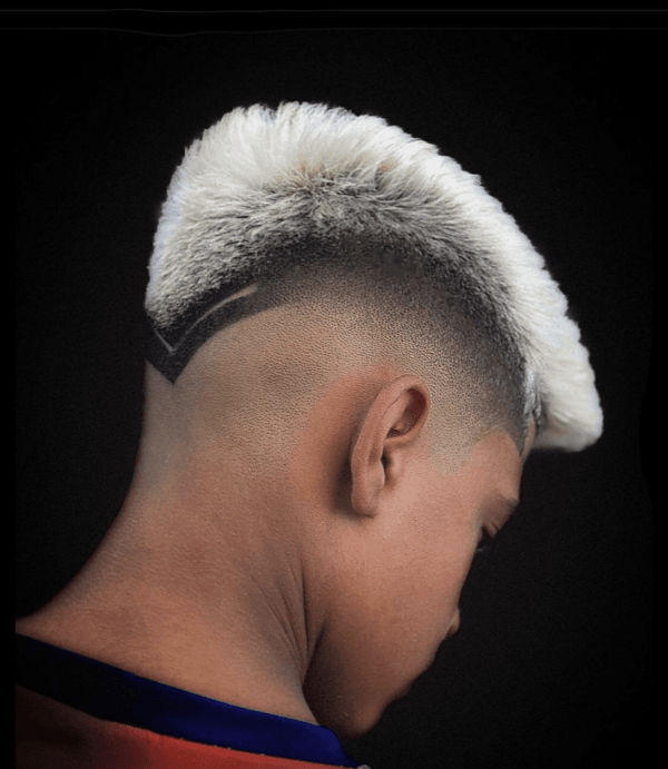 Photo des meilleures coiffures pour hommes, dégradé de finition en V blanc, illustré ci-dessous
