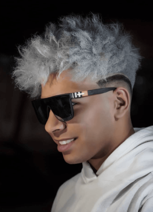 Photos des meilleures coiffures pour hommes en V White Crest Gradient Finish