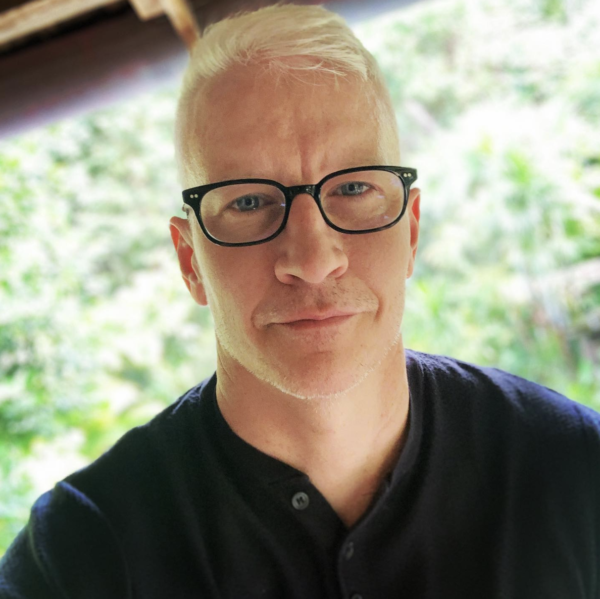 Anderson Cooper belle photo de cheveux blancs