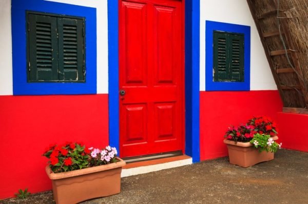 Couleur de la façade de la maison rouge bleue et blanche 