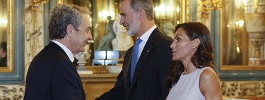 Doña Letizia répète la robe de Felipe Varela pour la troisième fois, complimentant son bronzage  