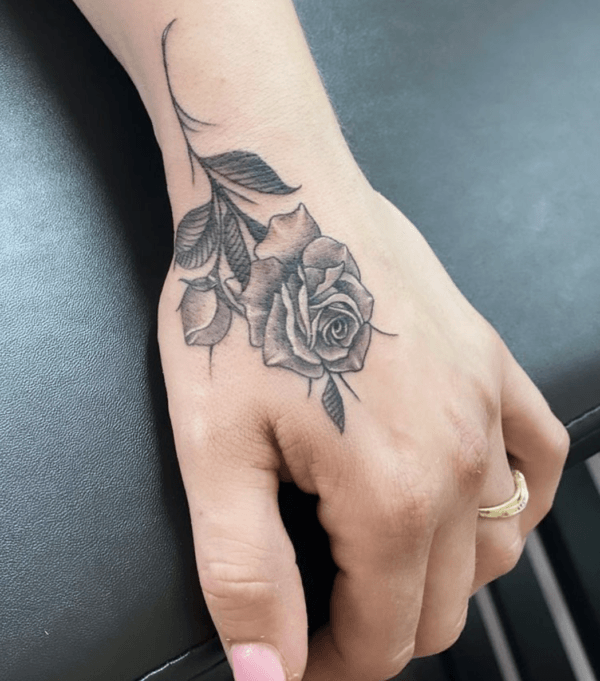 Tatouages ​​​​sur les mains des femmes 2022: idées et photos de roses noires