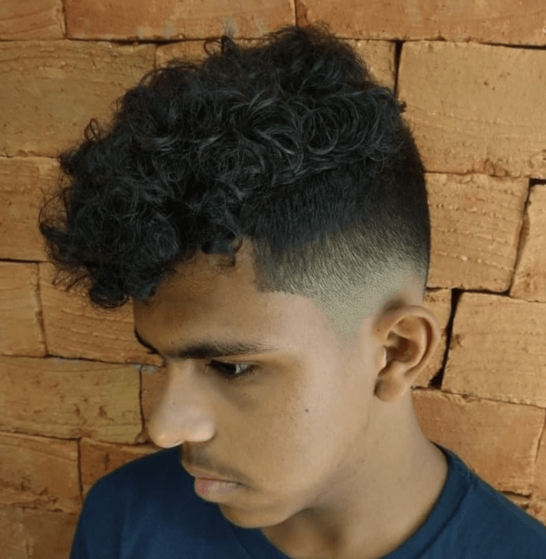 Les coiffures modernes pour hommes peuvent cacher les boucles fuyantes