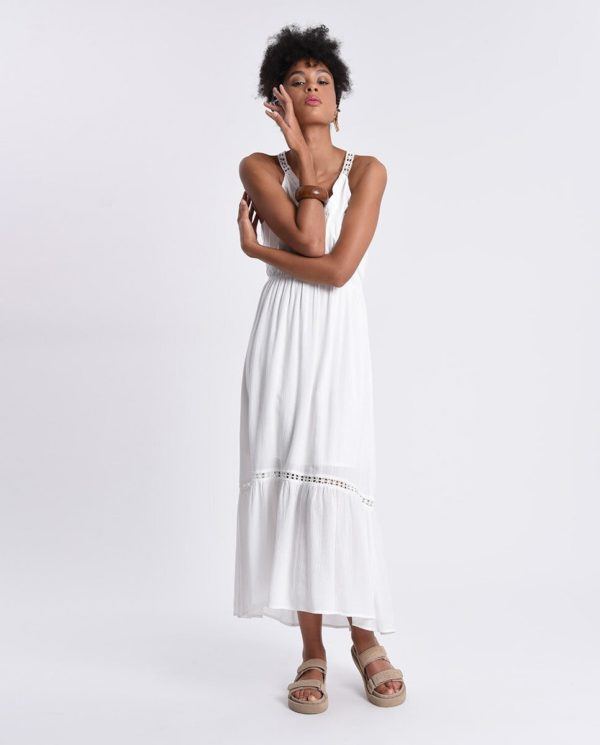 5 robes blanches et looks d'Ibiza qui peuvent copier le look de Susana Molina