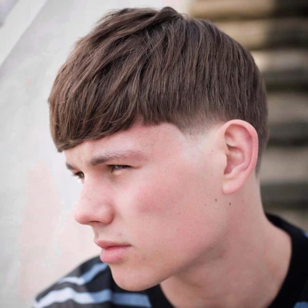 2023 coiffure courte frange droite pour hommes bouclés 