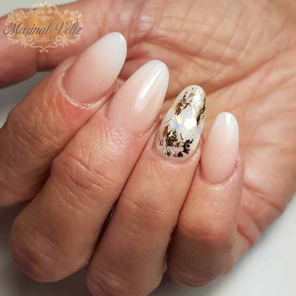 Baby Boomer Nail Designs Ongles Baby Boomer avec des accents dorés 