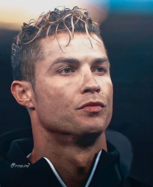 Cristiano Ronaldo se rase les cheveux avec une frange