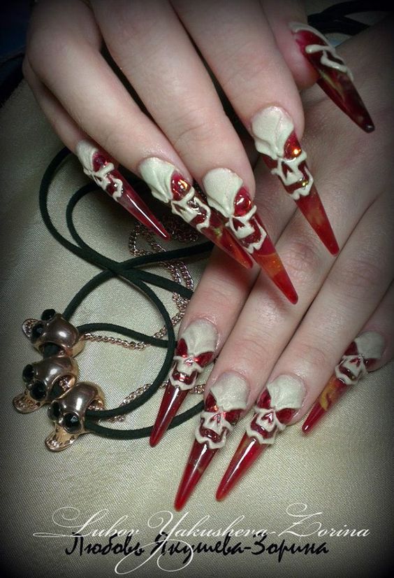 ongles d'halloween rouges effrayants