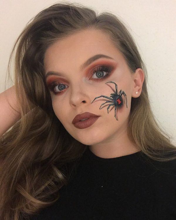 Maquillage Halloween demi-visage araignée 