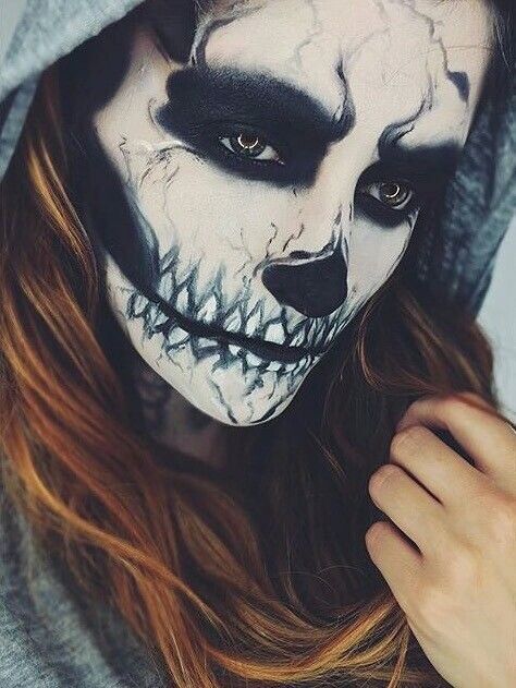 Maquillage halloween squelette avec capuche