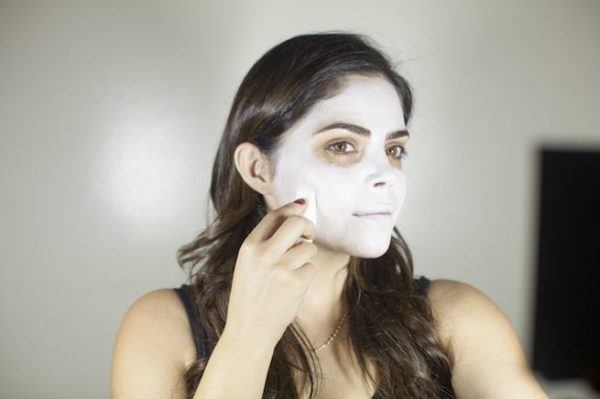 Comment faire le maquillage Katrina Halloween étape par étape sur blanc