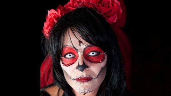 catrina maquillage halloween avec yeux rouges et contacts