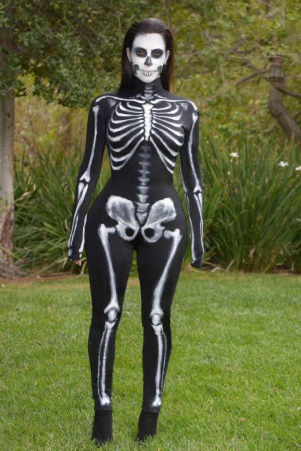 Avis sur les tenues célèbres sur Instagram Kim Kardashian Skeleton