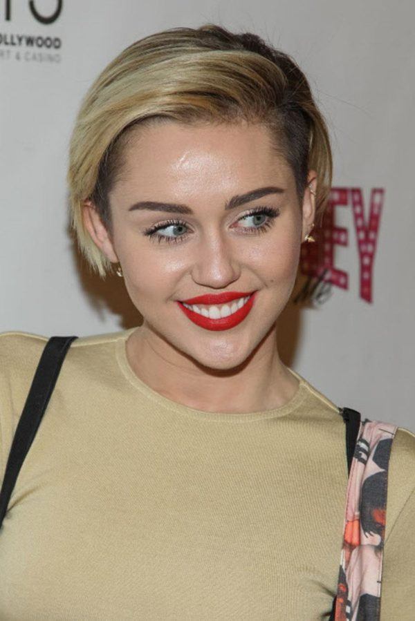 Miley Cyrus Coiffure de Noël de longueur moyenne 