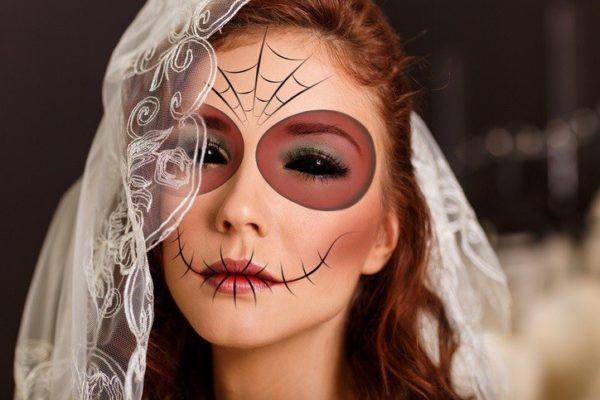 Peignez votre visage avec de la peinture au sang pour Halloween 