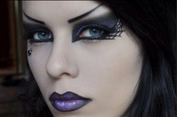 maquillage halloween base de sorcière lèvres blanches lilas
