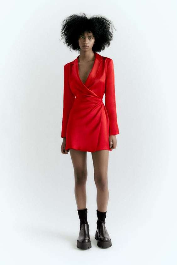 Comment porter la robe en satin rouge Thanksgiving de Zara ? 